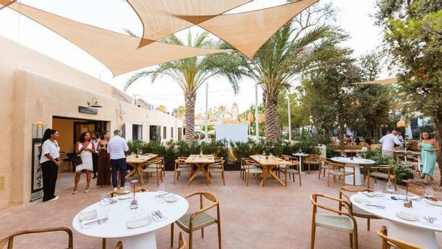 El restaurante está situado en Marina Village y cuenta con salón interior y terraza. |  | SORA SUSHI BAR