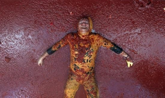 Impactants imatges de la Tomatina de Bunyol