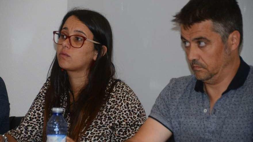 Silvia Carballo y Martín Villanueva en un pleno de la corporación de Bueu. // Gonzalo Núñez