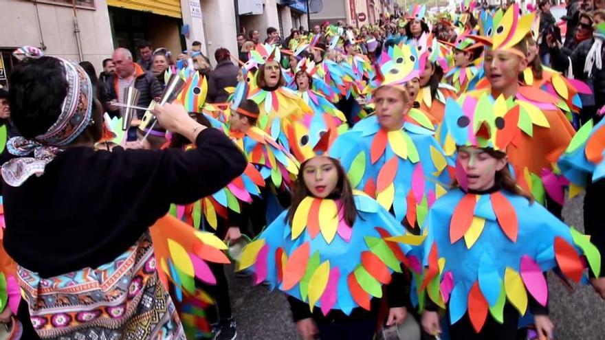 Los escolares llevan el carnaval a las calles de Alcoy