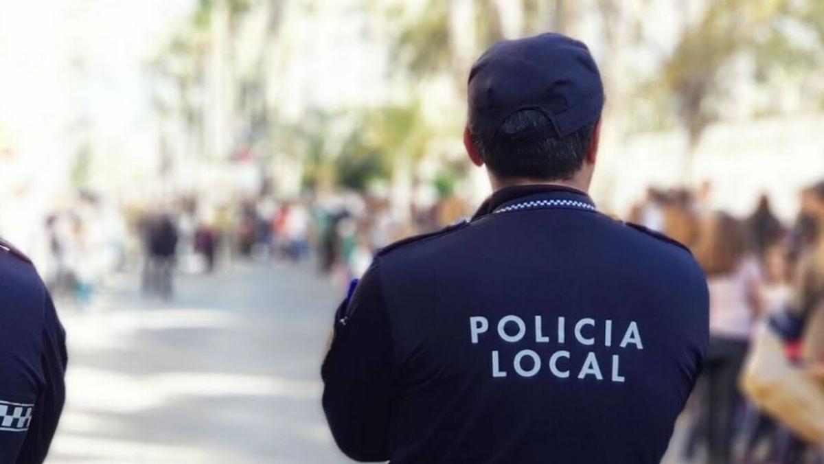 Un policía local, durante un servicio en Elche