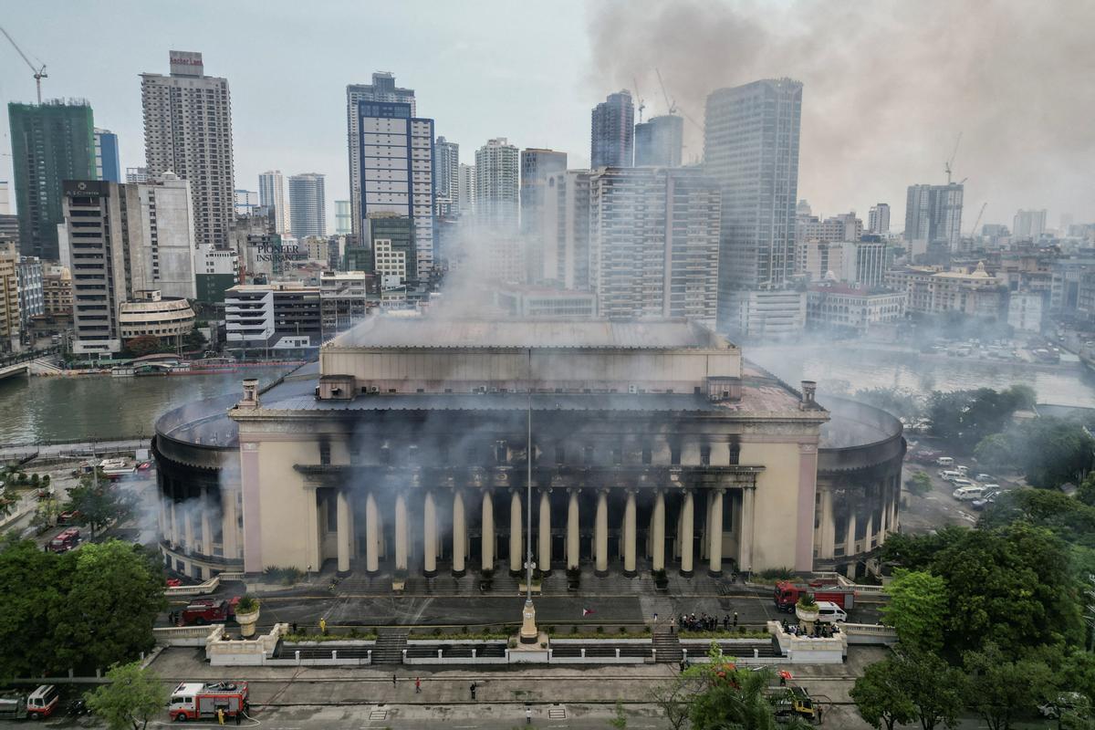 Espectacular incencio en la histórica oficina de Correos de Manila