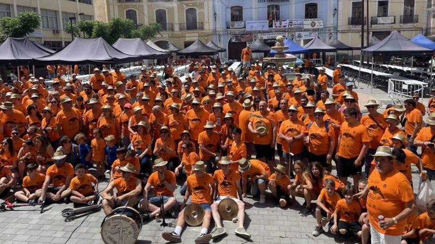 Los peñistas,
concentrados en la 
fiesta de Chelva.  j.m.lópèz