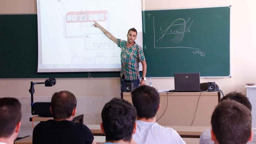 El profesor Rubén Rodríguez imparte el curso, ayer, en la Escuela Politécnica.