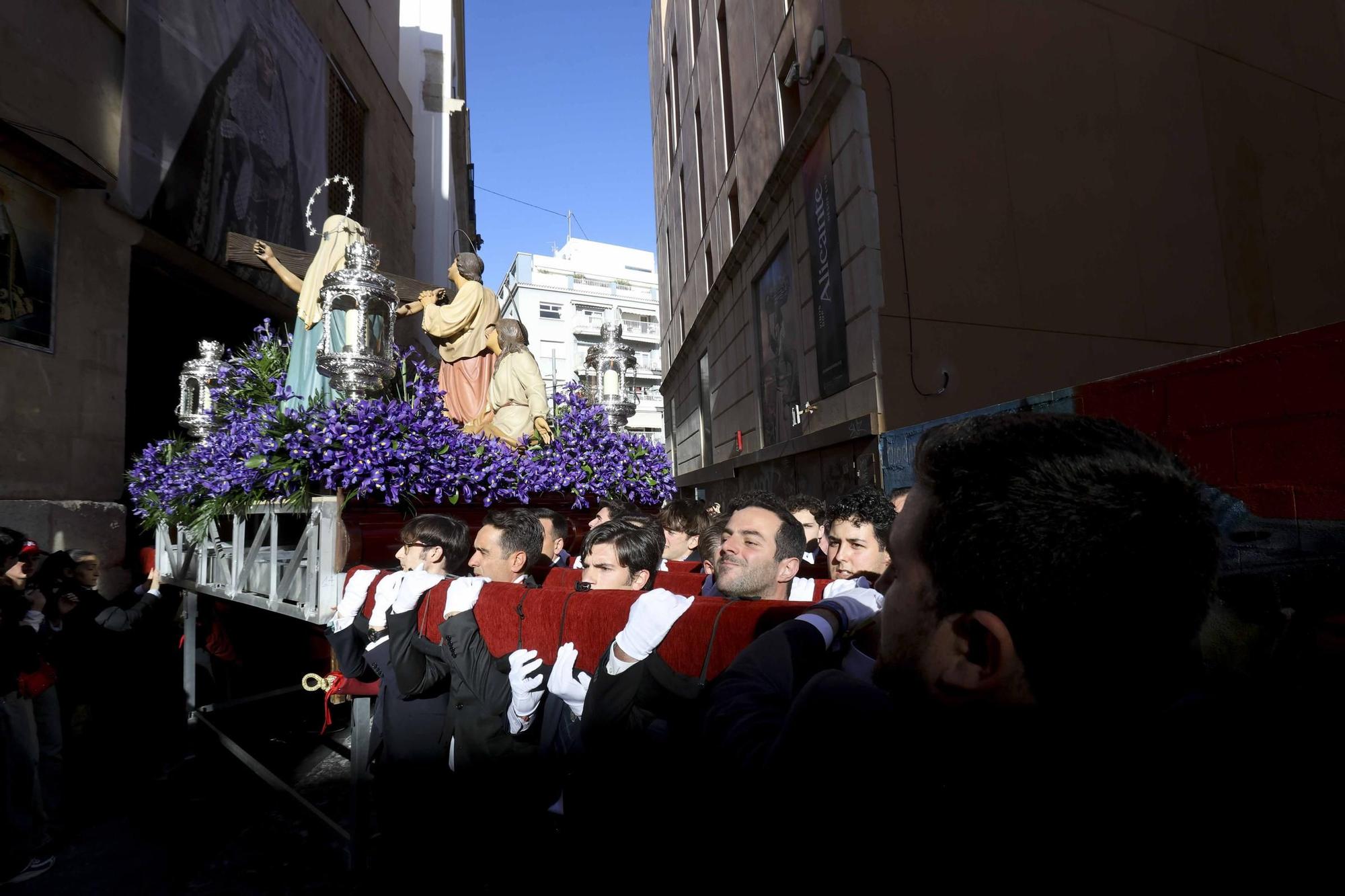 Las calles del Centro de Alicante han acogido la salida de “La Marinera” en un Miércoles Santo especialmente emotivo