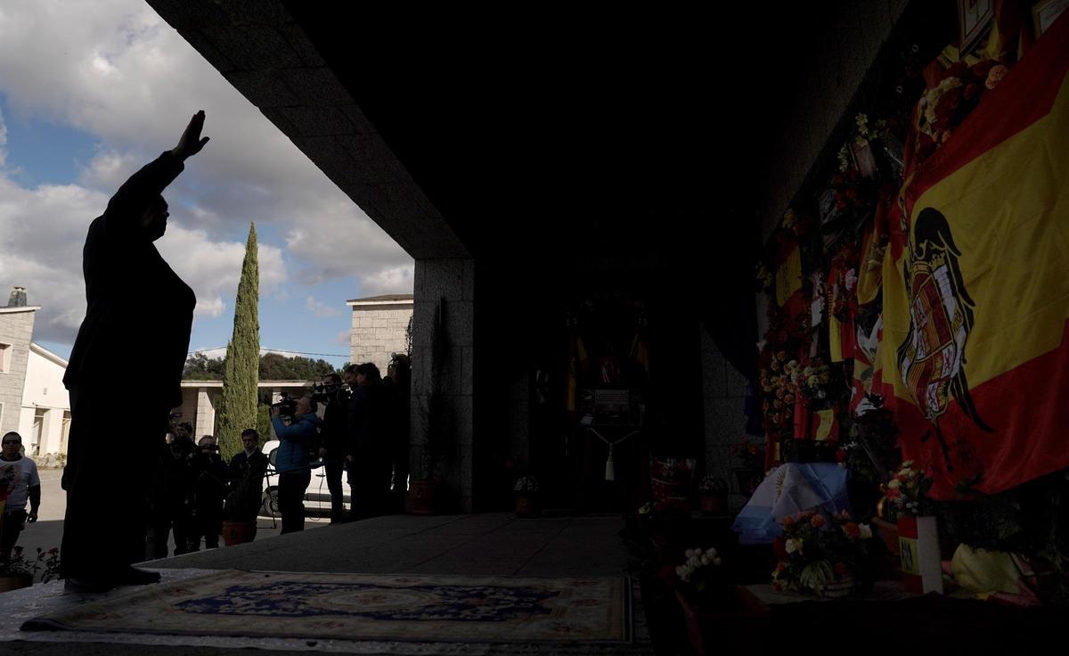 Acto en el cementerio de Mingorrubio, donde se encuentran los restos de Francisco Franco, en recuerdo del 50 aniversario de la muerte del dictador.