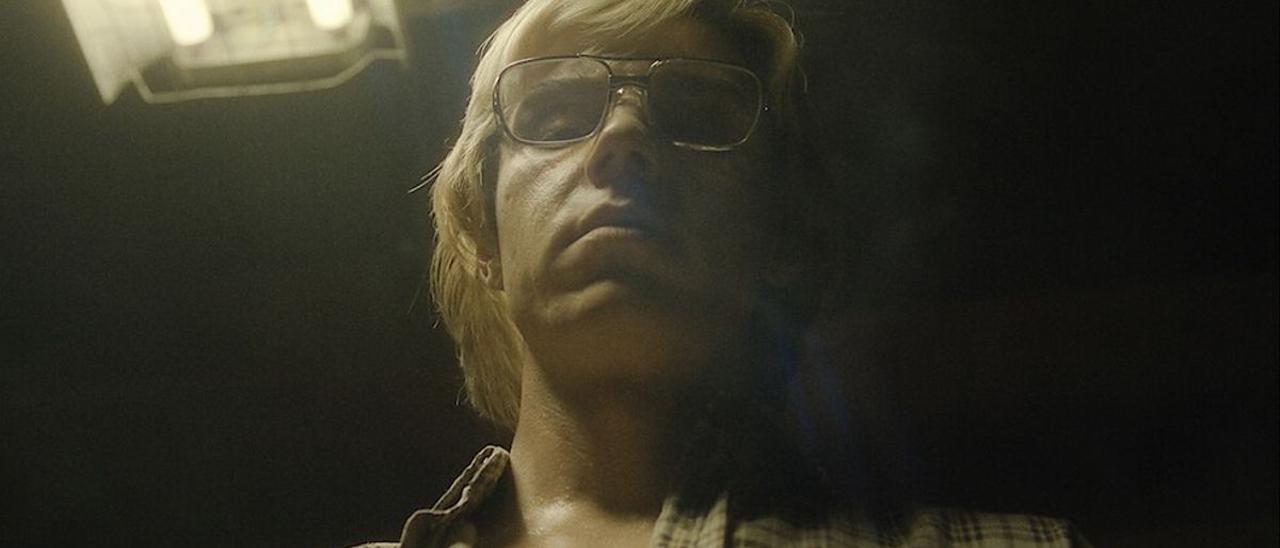 Evan Peters en el papel de Jeffrey Dahmer.