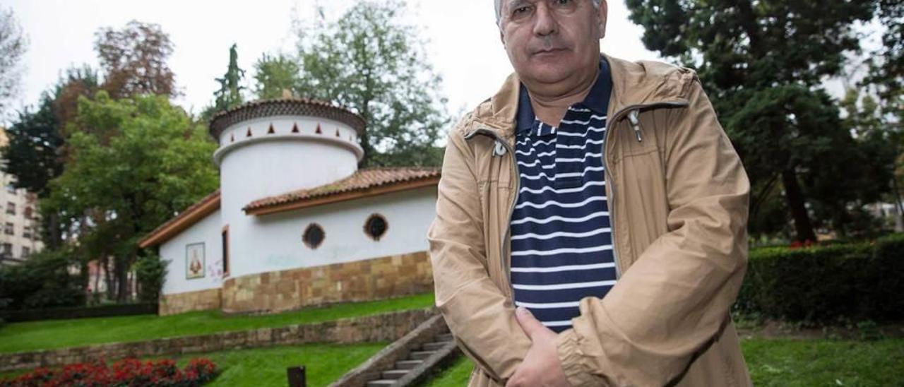 Lorenzo Arias Páramo, en el estanque de Covadonga del Campo San Francisco de Oviedo.