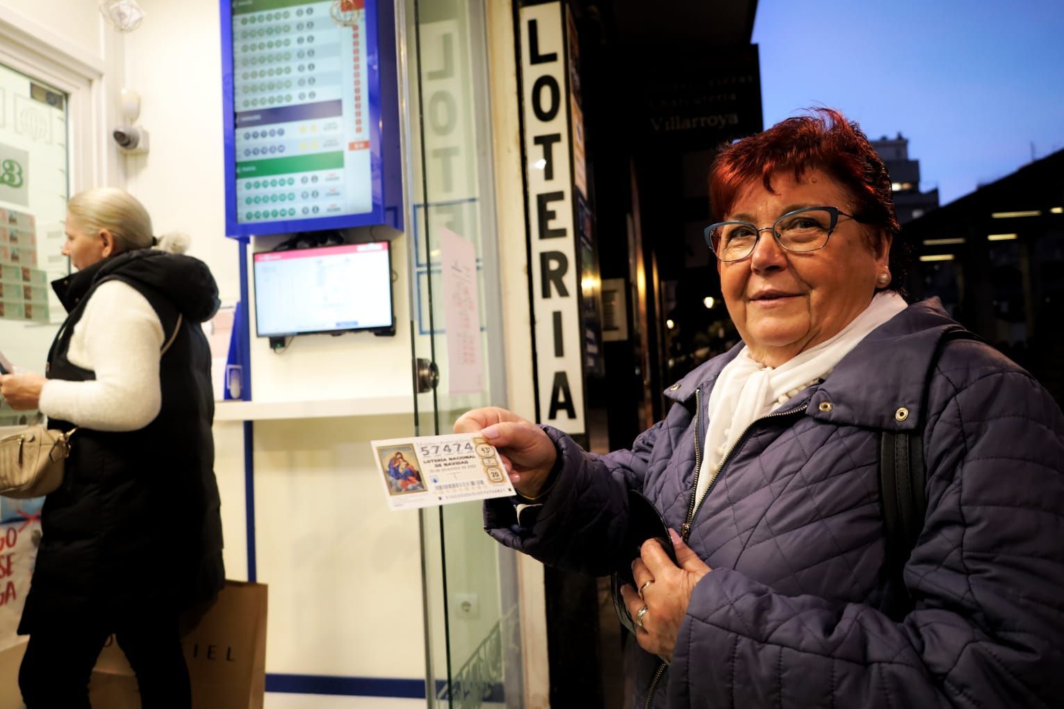 Colas y cobros de décimos en Castelló tras la Lotería de Navidad.