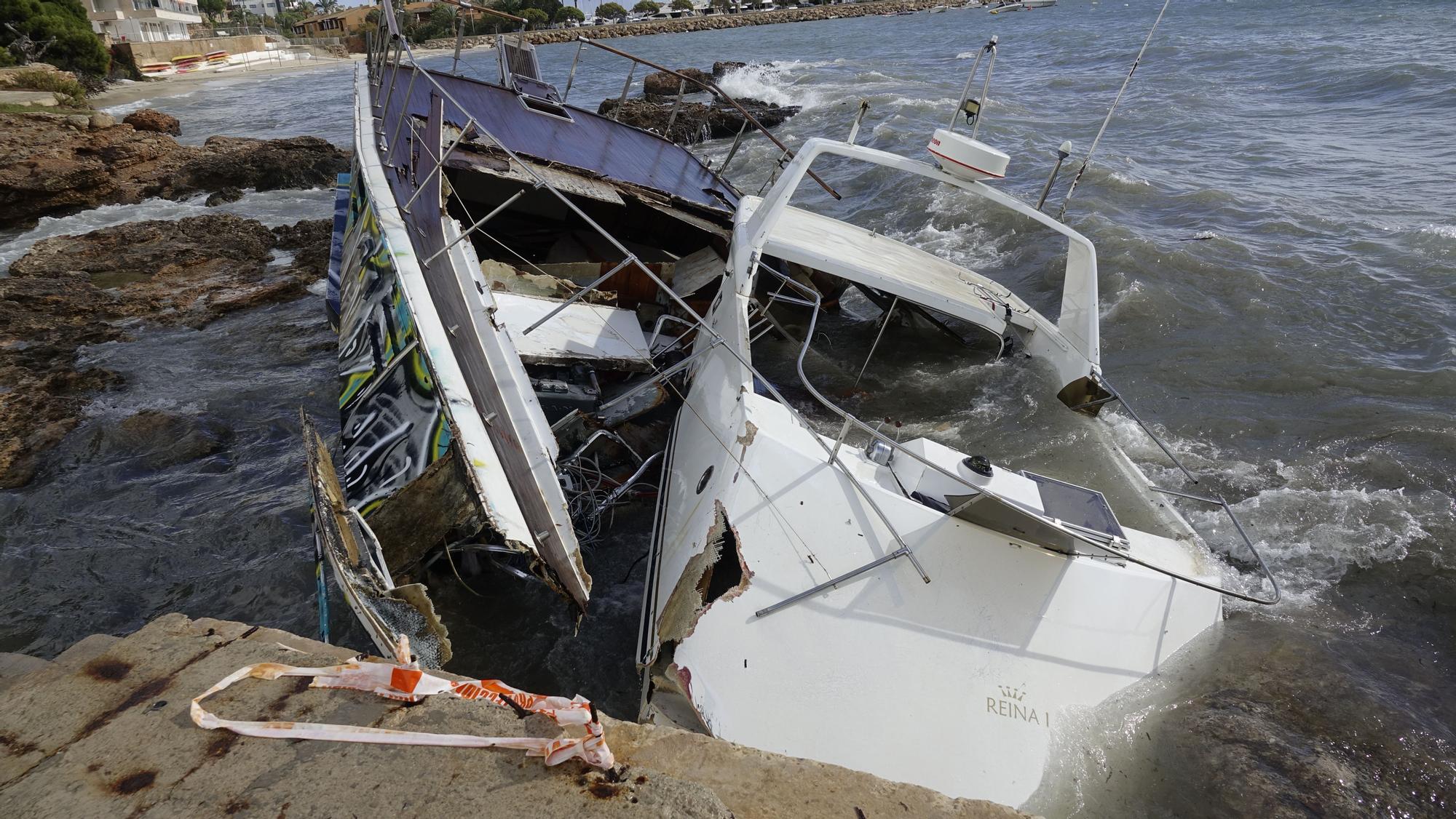 El oleaje destroza contra las rocas de Portals un barco varado