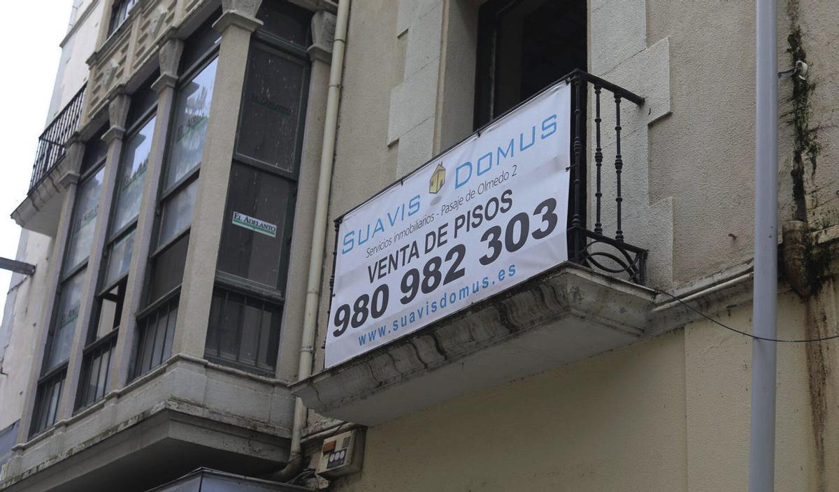 Cartel de venta de pisos en la ciudad de Zamora.