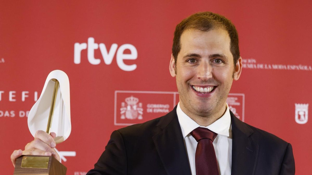 Jordi Pons, CEO i net del fundador de Toni Pons, amb el premi Acadèmia de la Moda Espanyola