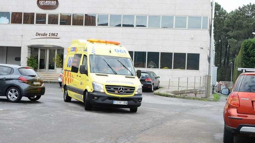 Una ambulancia del 061, ayer, frente a la panificadora. // G.Núñez