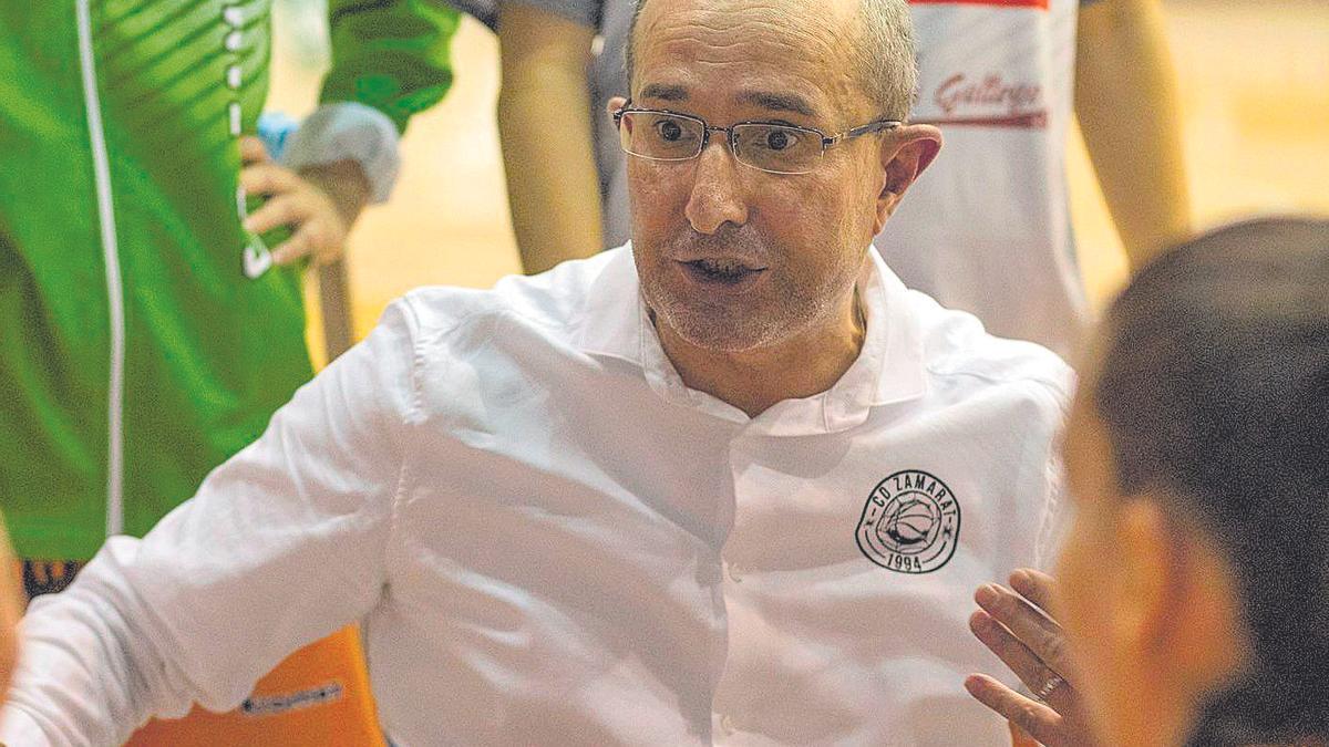 Ángel Fernández dirigiendo a las chicas durante un partido.