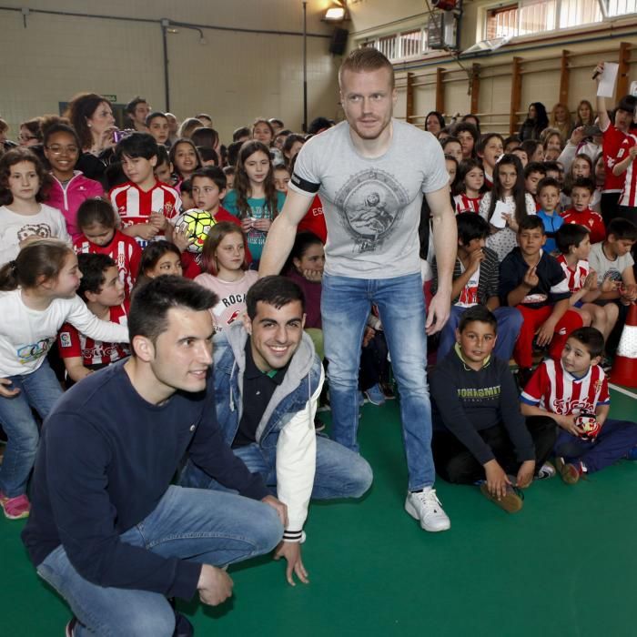 Visita de jugadores del Sporting al Colegio Miguel de Cervantes