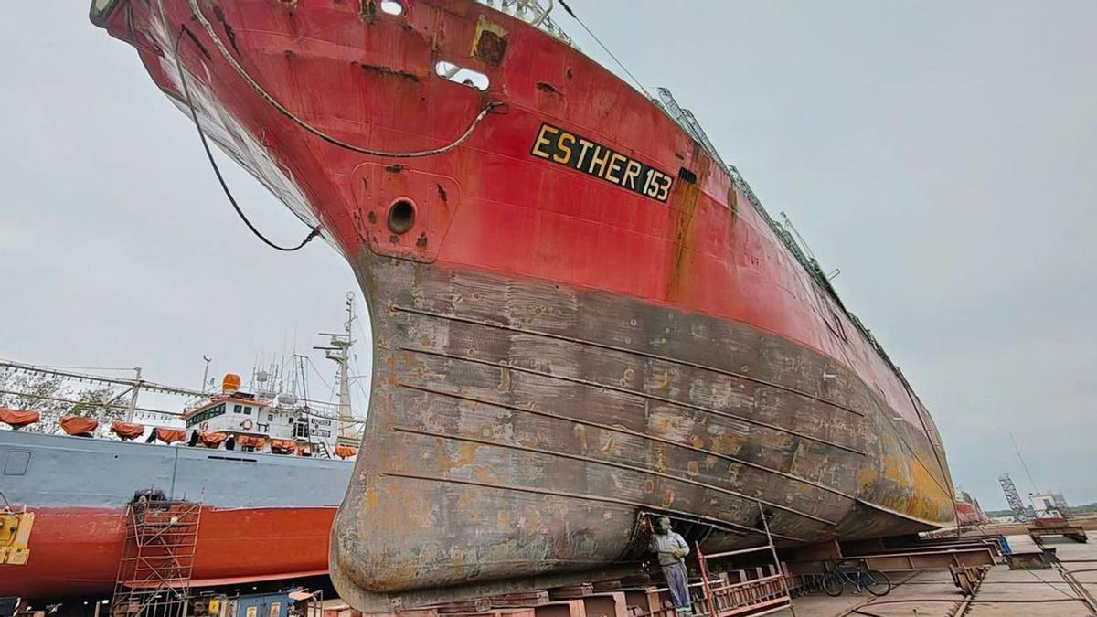 El buque potero «Esther 153», en el Syncrolift del astillero argentino Tandanor.