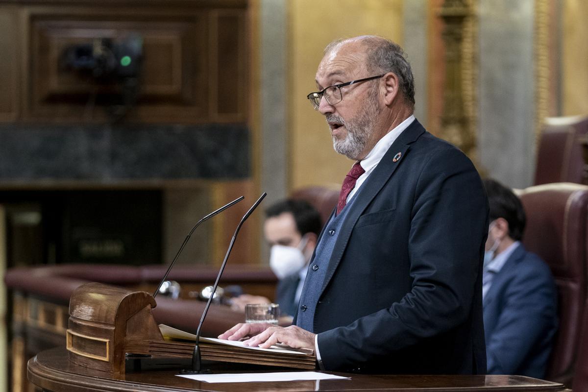 Archivo - El diputado del PSOE, Juan Bernardo Fuentes Curbelo, en una sesión plenaria