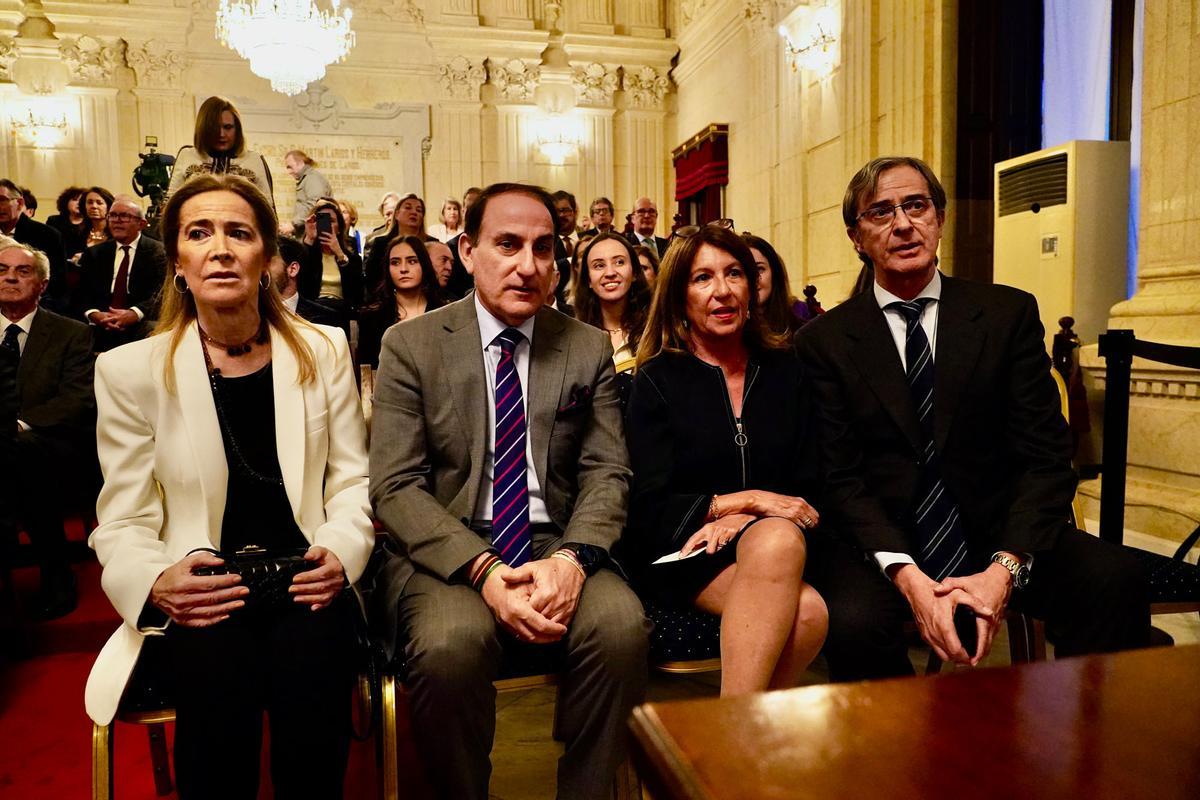 María Victoria Atencia recibe la medalla de la ciudad y el título de Hija Predilecta de Málaga.