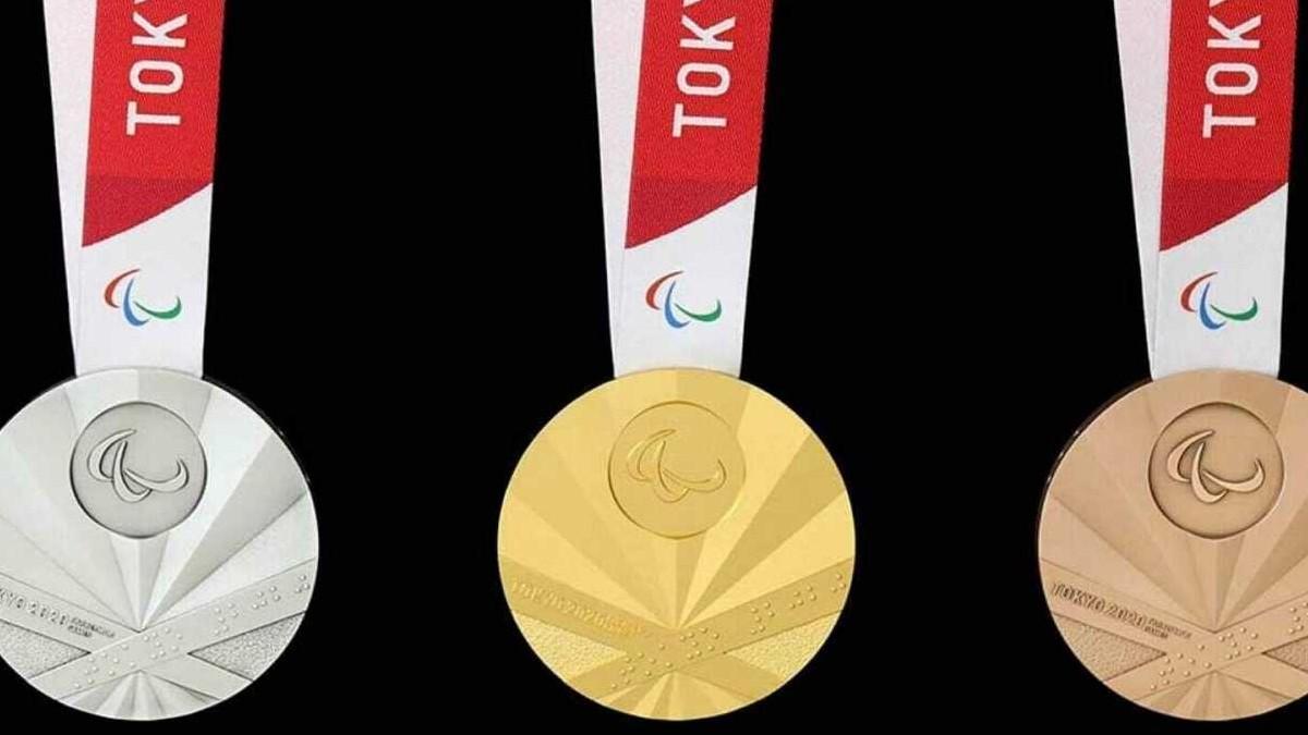 Las medallas de los Juegos Paralímpicos, con abanicos florales y en braille