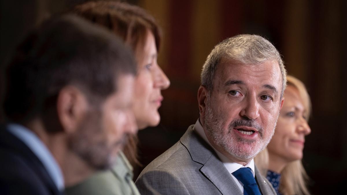 Archivo - El alcalde de Barcelona, Jaume Collboni (c), durante una rueda de prensa. Archivo.