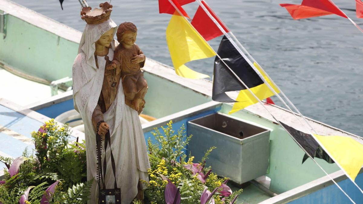 La talla de la Virgen del Carmen, embarcada en el Puerto de Las Nieves.