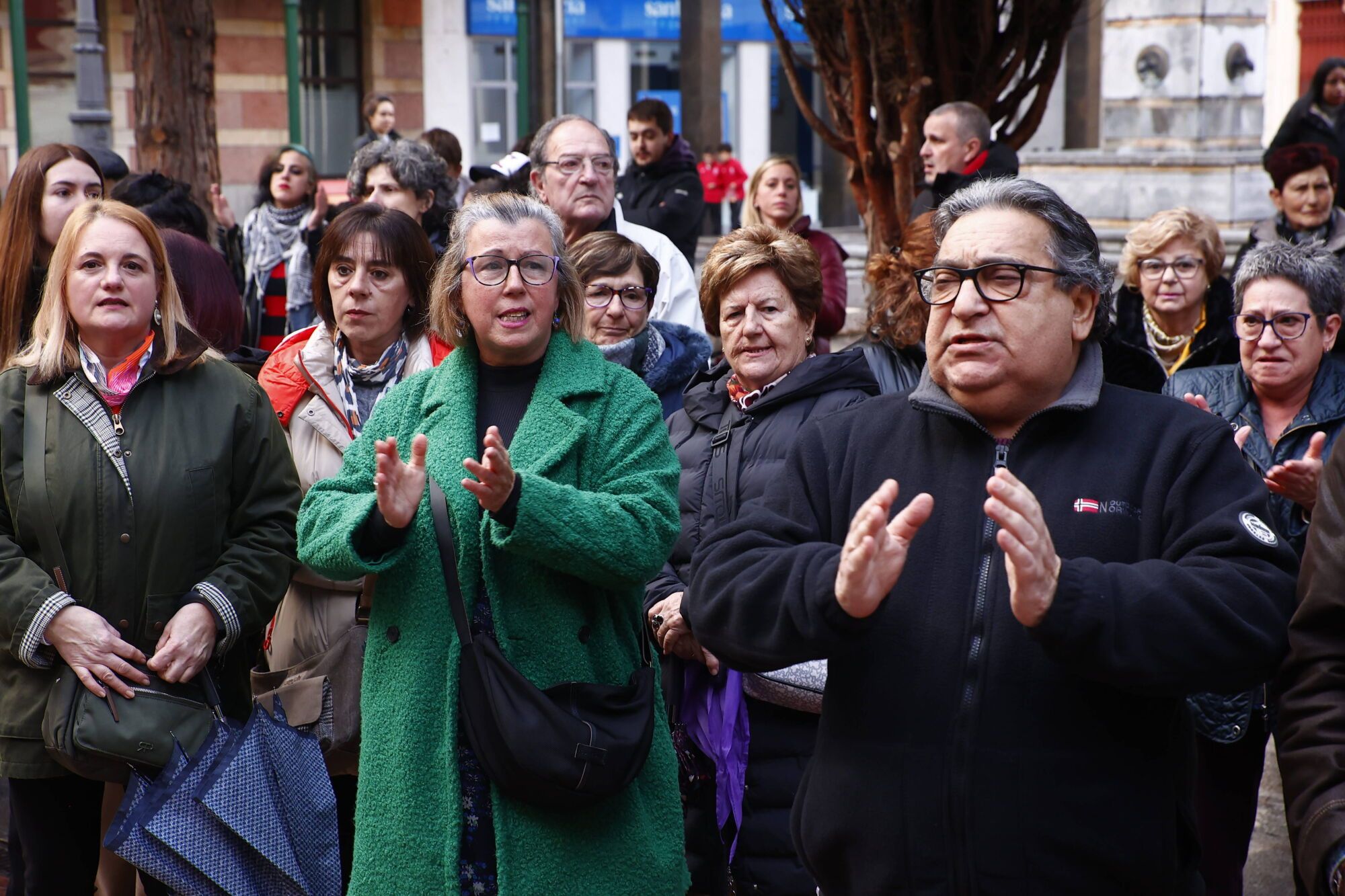 Multitudinaria manifestación en Langreo de repulsa por la muerte de Karilenia