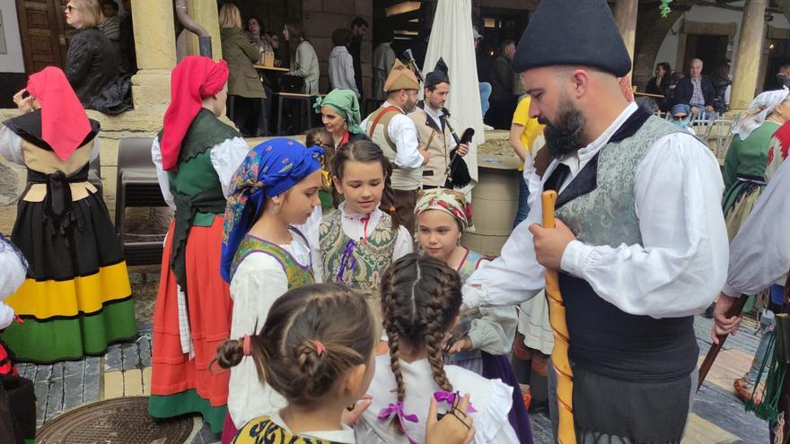 Ambientazo en Avilés para inaugurar la fiesta de El Bollo