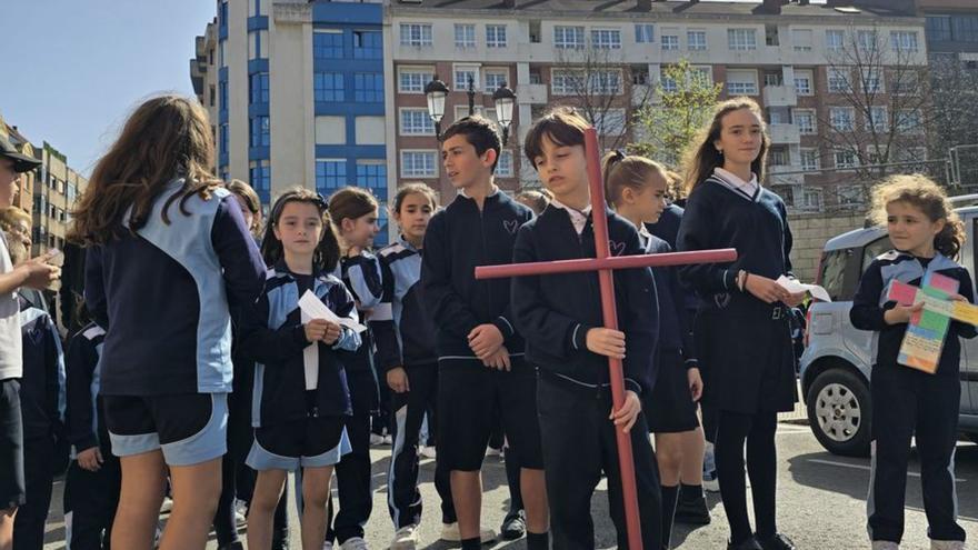 El colegio Amor de Dios organiza un vía crucis educativo por el barrio