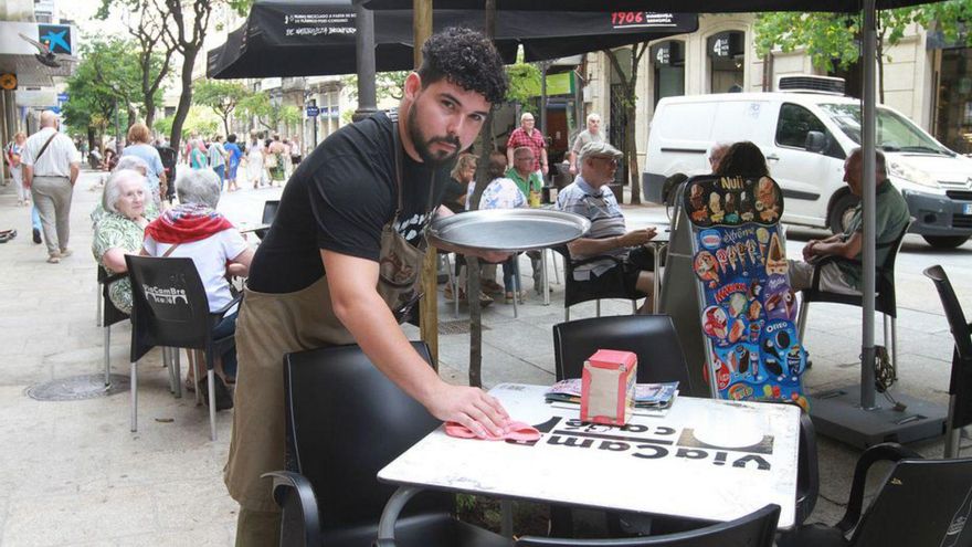 Un trabajador de un local de hostelería de la calle del Paseo.