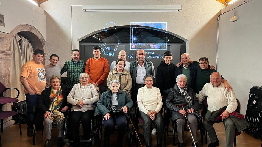 Lleno total para el estreno del documental &quot;Pol tiempu las castañas&quot;,  broche de oro moscón a las Xornadas Etnográficas del Rural Asturianu