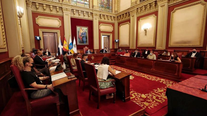 Un momento del pleno en el ayuntamiento de Santa Cruz de Tenerife de este viernes.