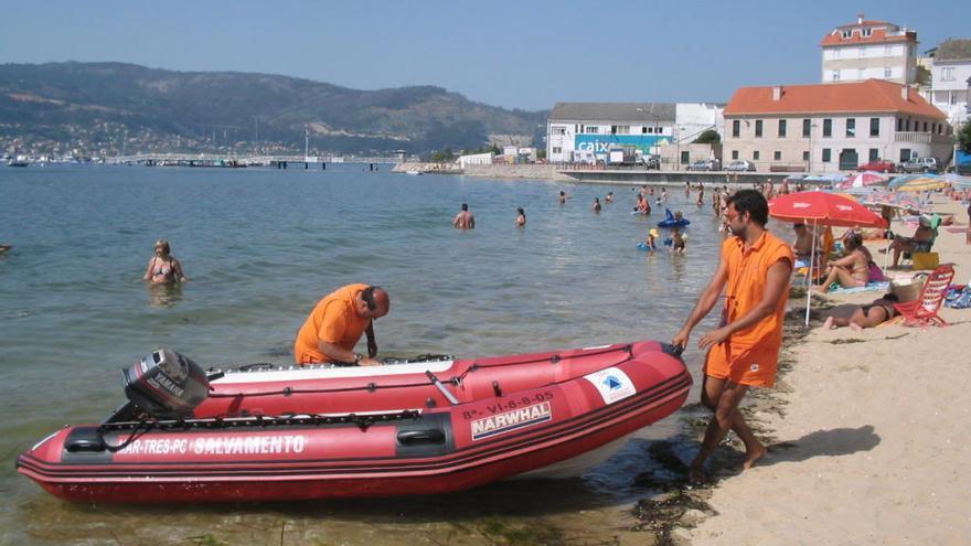 Una lancha de Salvamento en una playa de Redondela. // FdV