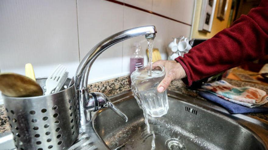 El agua turbia que salía de los grifos obligó a cortar el suministro el pasado mes de diciembre