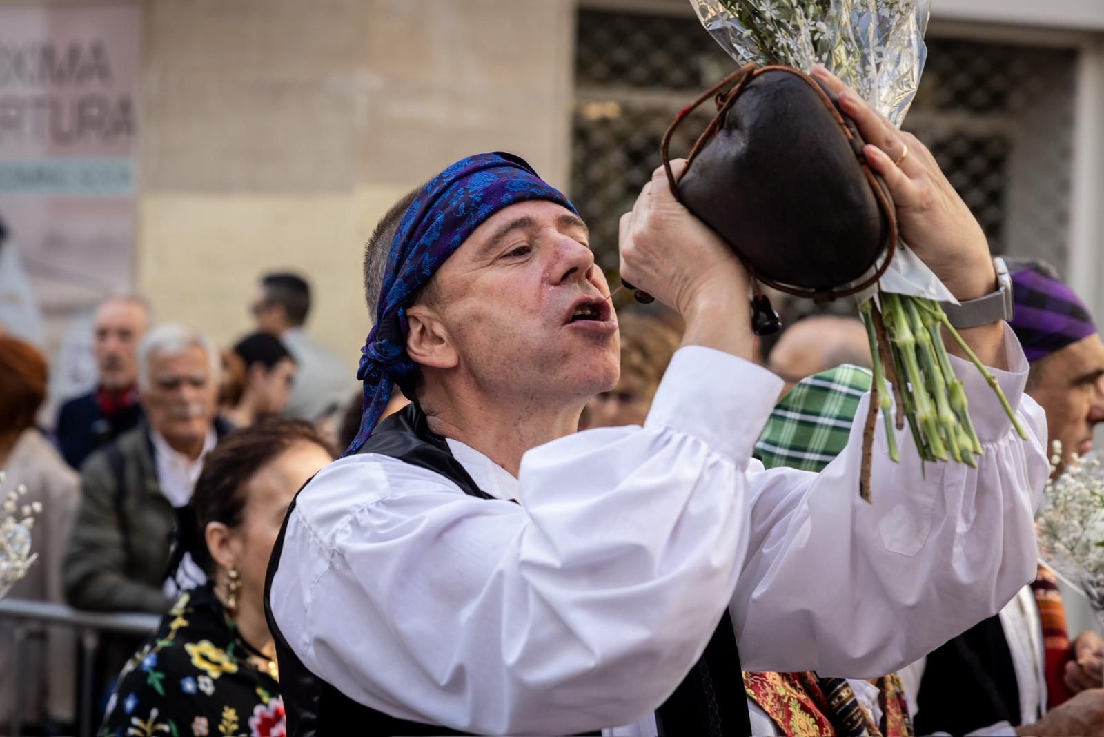 En imágenes | Zaragoza vive su día grande con la Ofrenda de Flores a la Virgen del Pilar