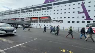 El crucero 'Ambition' atraca en el puerto de A Coruña: Autorizado el desembarque de la mayoría del pasaje