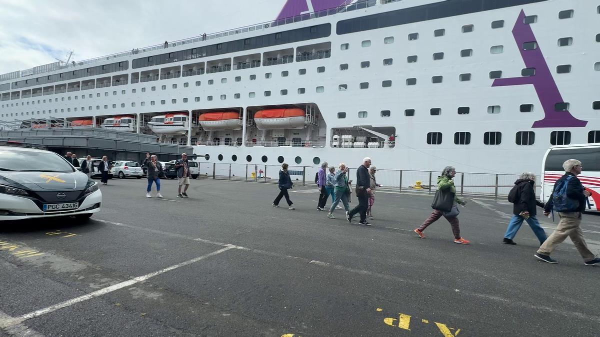 El pasaje del 'Ambition' desembarca tras autorizar Sanidad que pueden visitar A Coruña
