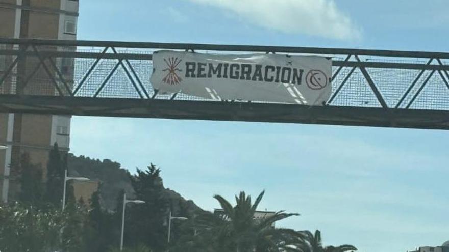 Cartel con mensaje apologético a la limpieza étnica, en la avenida de Denia este domingo.