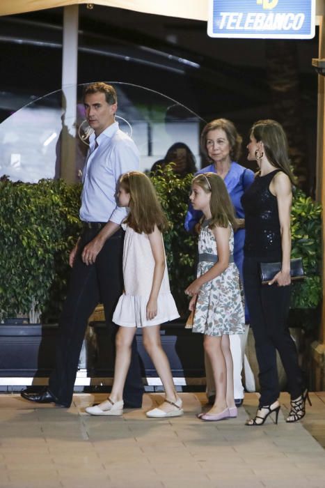 Da waren sie komplett: Nachdem auch Königin Letizia zur royalen Sommerfrische auf Mallorca eingetroffen ist, wurde die Großfamilie am Sonntag (31.12.) beim Abendessen im Yachthafen von Puerto Portals gesichtet. Dort kehrten die Royals im exklusiven Restaurant Flanigan ein.