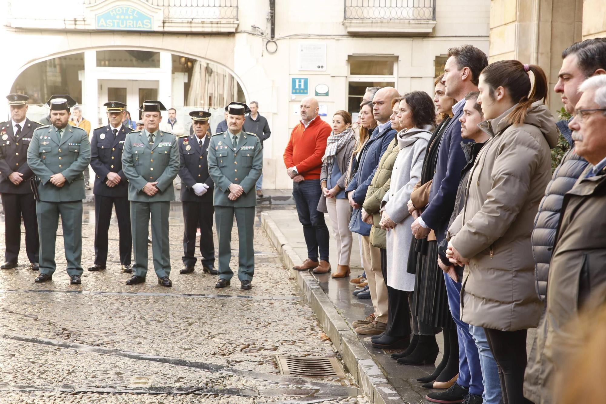 El minuto de silencio en Gijón por los dos guardias civiles asesinados en Barbate, en imágenes