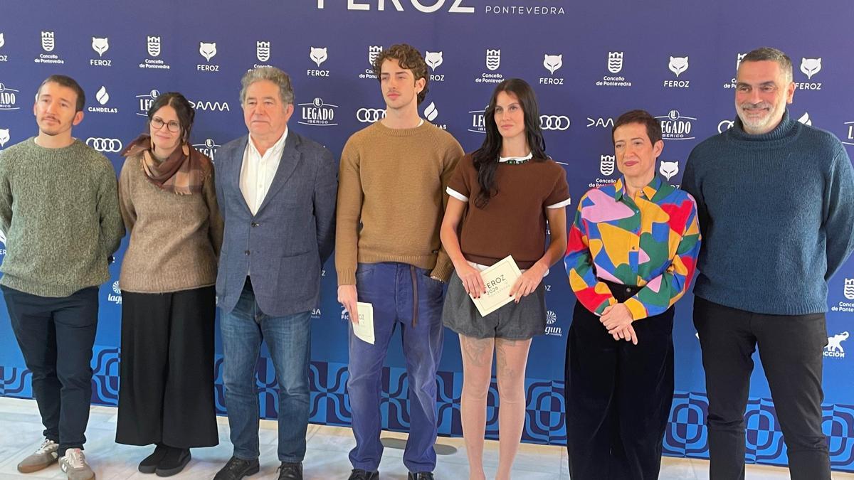 Los actores Manu Ríos y Milena Smit (en el centro), con el alcalde y María Guerra, entre otros