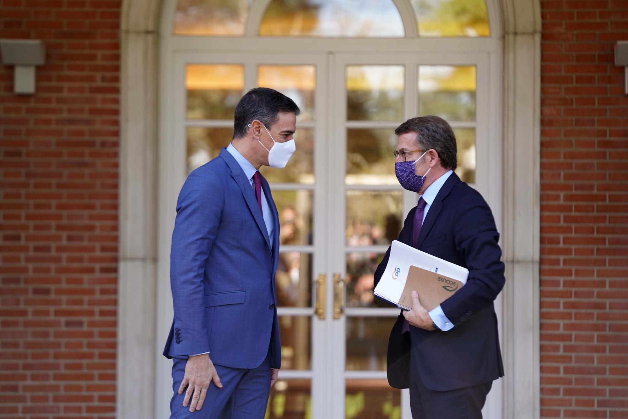 Pedro Sánchez y Alberto Núñez Feijóo se ven las caras en Moncloa tras la salida de Lesmes.