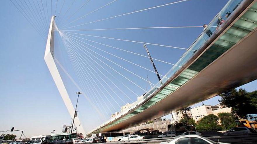 El puente cuenta con un mástil de 118 metros de altura y está suspendido por setenta cables. Por el puente circulará un tren ligero y también cuenta con una pasarela para viandantes de cristal.