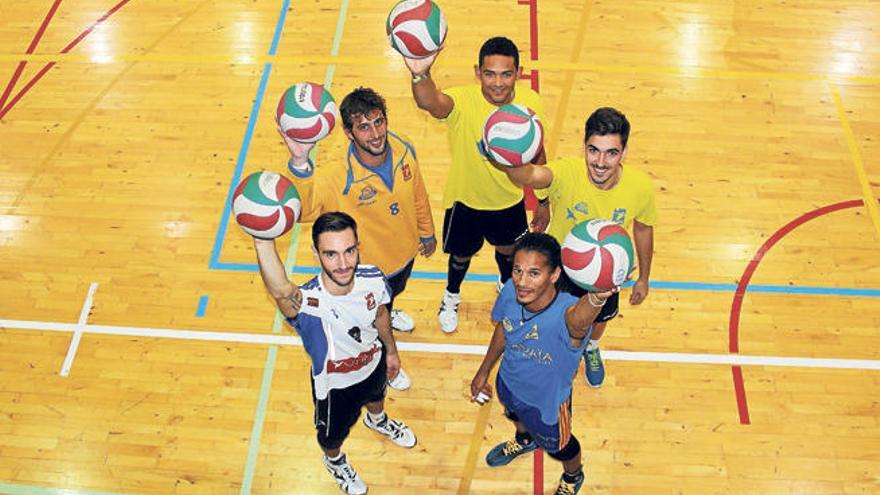 Giménez, Ronchi, De Oliveira, Dus y Solanas, ayer antes del entrenamiento del equipo.