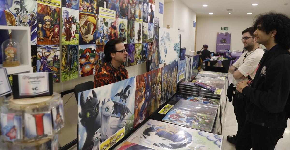 Stand con ilustraciones de Shaun Elay.