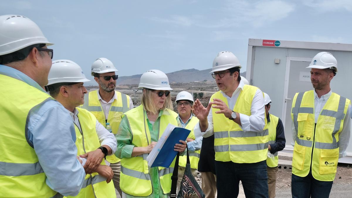 Pedro Martín,  junto a Javier Rodríguez Medina y Rosa Cobo en Tenerife.