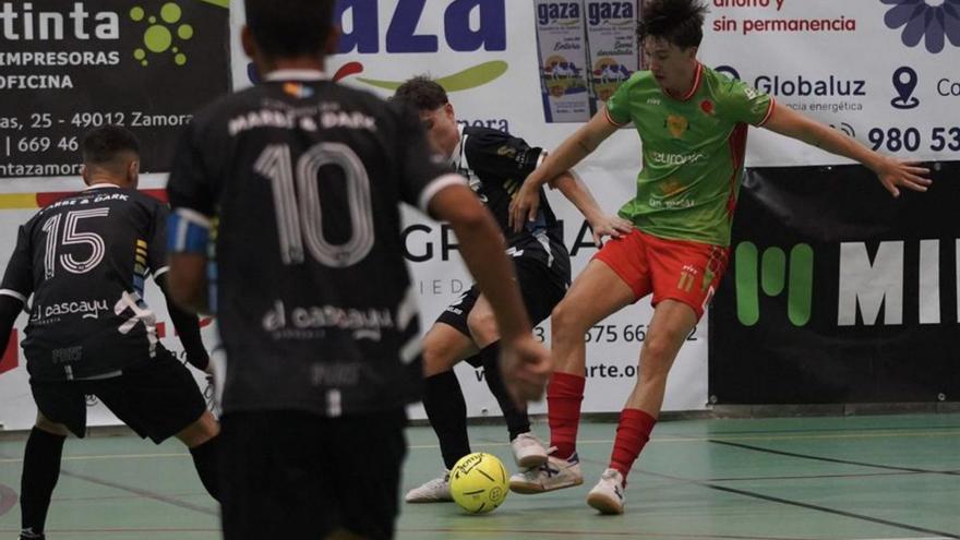 Dani Ratero trata de robarle el balón a un adversario. | | JOSE LUIS FERNÁNDEZ