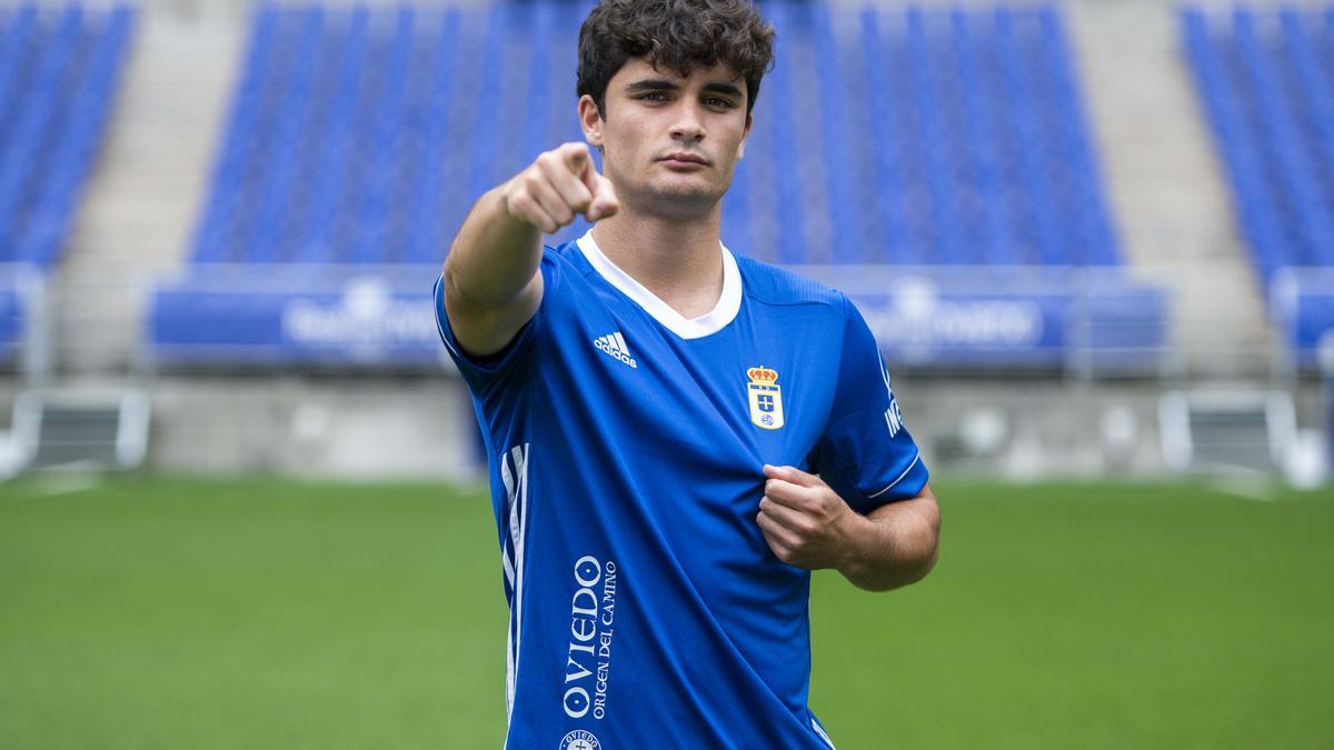 Javi Mier, con la nueva camiseta