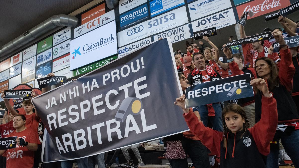 Una part del públic va protestar per les recents decisions arbitrals a la lliga