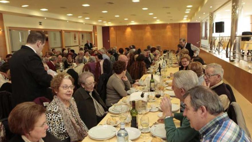 Asistentes a la comida de hermandad de vecinos de Tremañes.