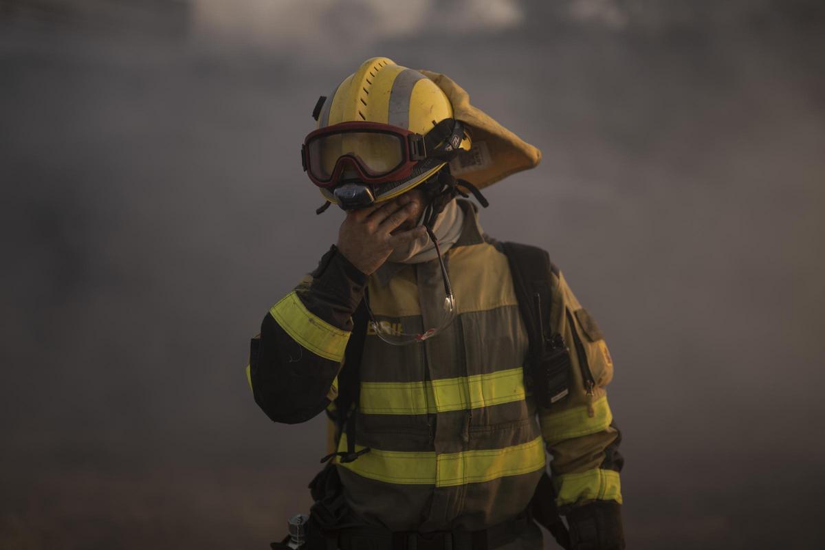 Un bombero forestal de la BRIF de Laza, en el incendio de Monterrei, este miércoles.